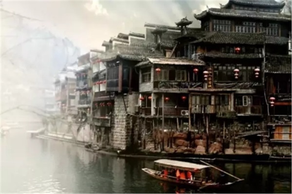 鳳凰古城、晚會(huì)、矮寨大橋、魔鬼玻璃棧道、墨戎苗寨汽車兩日游