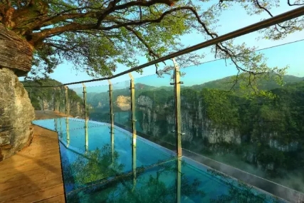 鳳凰古城、晚會、矮寨大橋、魔鬼玻璃棧道、墨戎苗寨汽車兩日游