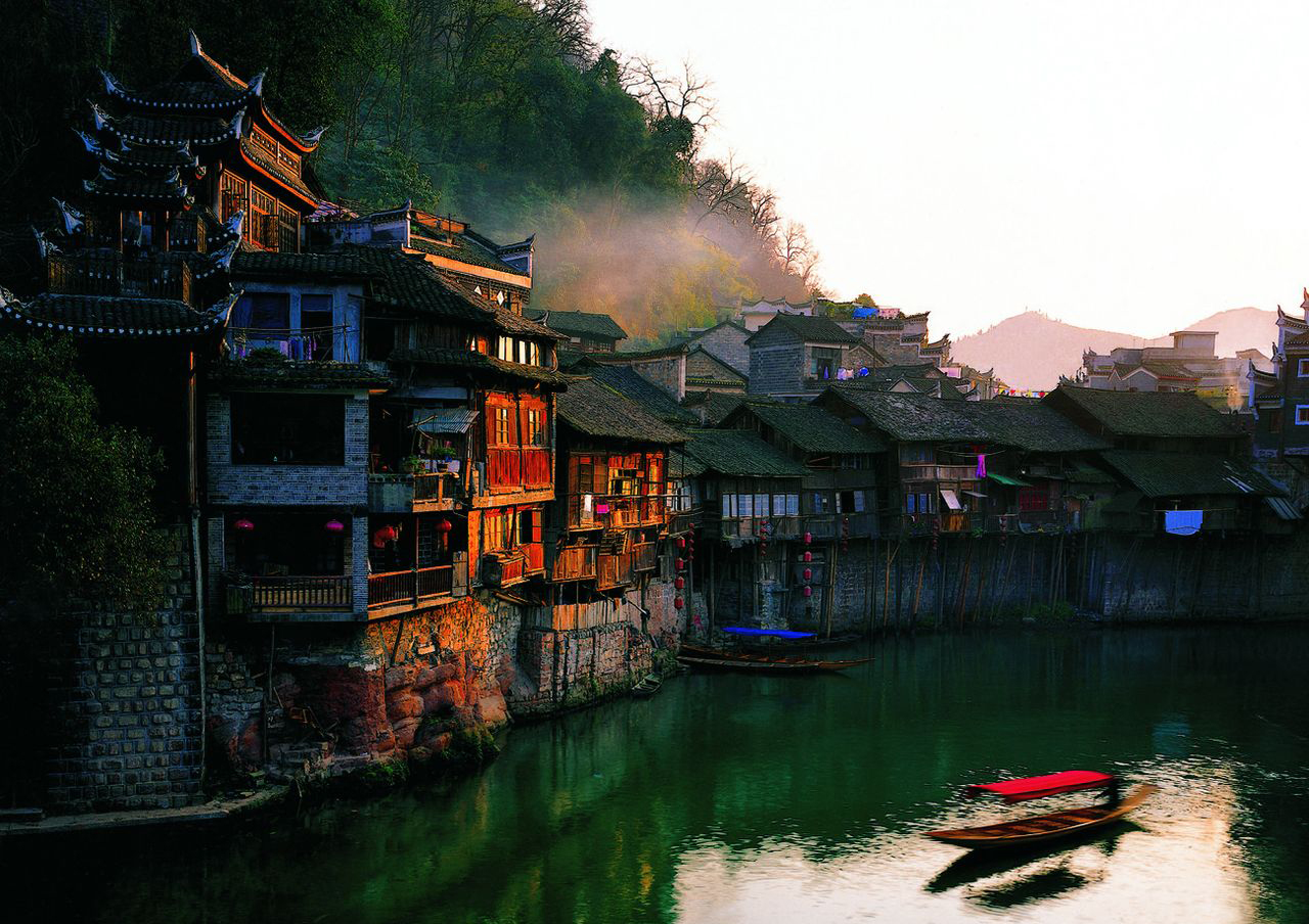 C玻璃橋、天門仙山、夯吾苗寨、鳳凰古城“神秘湘西之旅” 品質(zhì)純玩2晚3日游